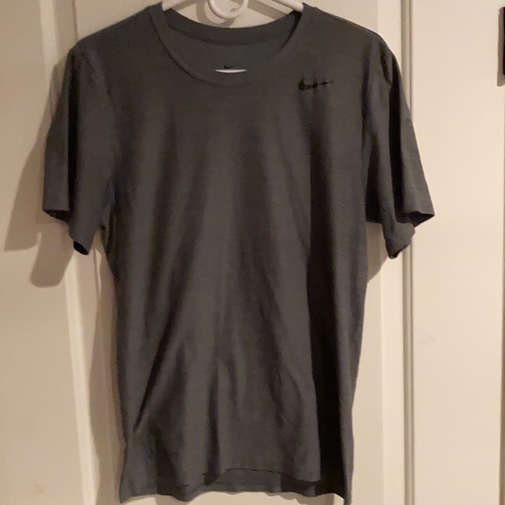 Men’s Nike Dri-fit T-shirt. Size S, GRAY